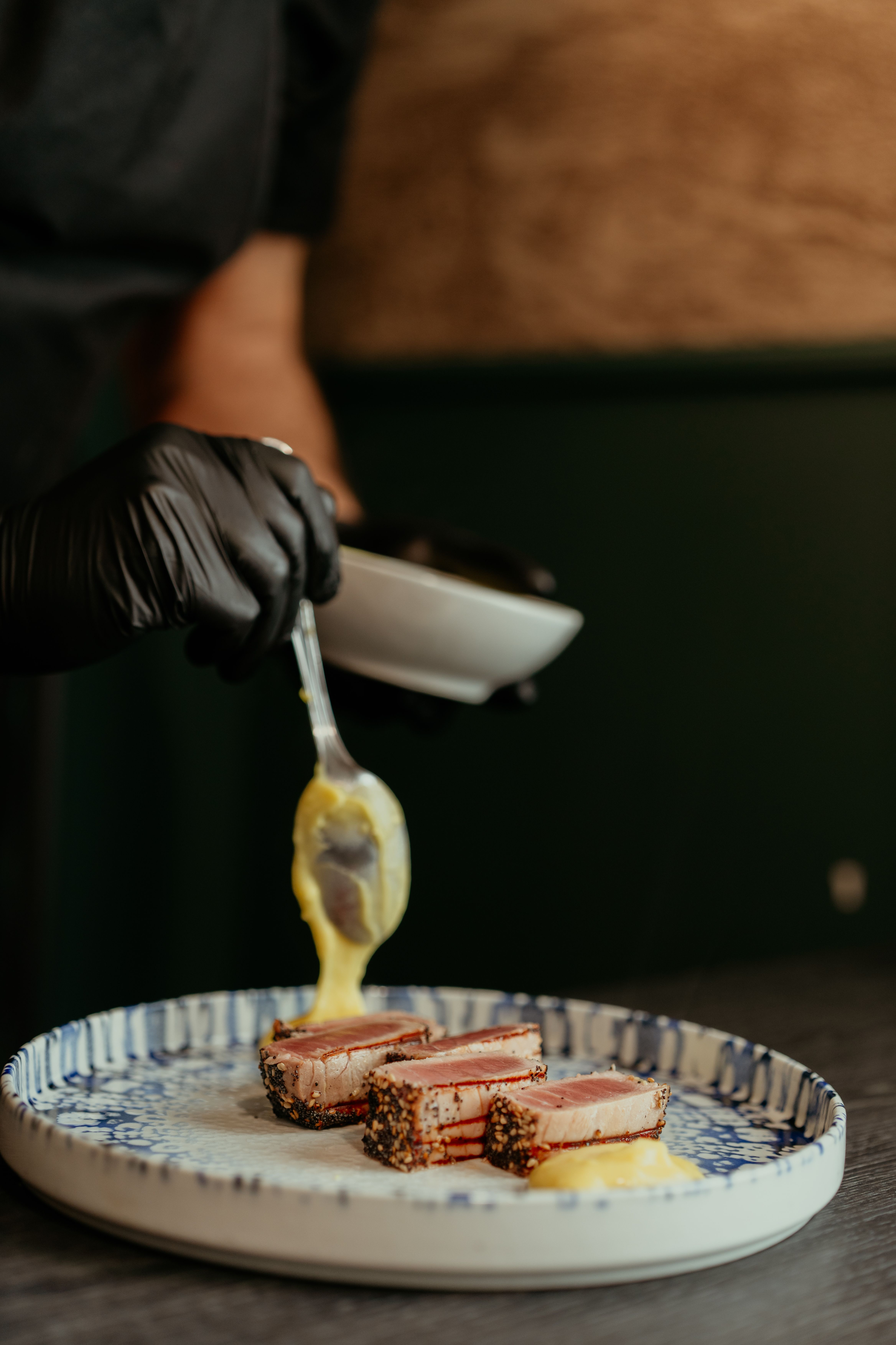 Chef terminando el emplatado de un plato de autor